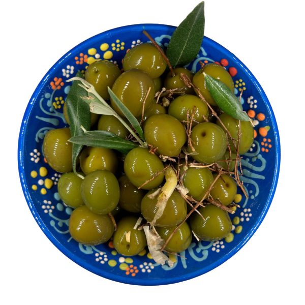 Plato de aceitunas verdes de campo real
